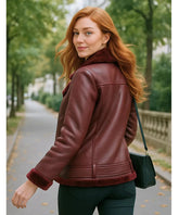 Comprar jaqueta de couro feminina vinho com forro peluciado e zíper lateral para looks sofisticados e quentes no inverno em promoção ZARA